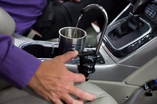 Xe ô tô vừa chạy vừa sản xuất nước uống