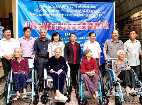 Trao 65 xe lăn cho người khuyết tật