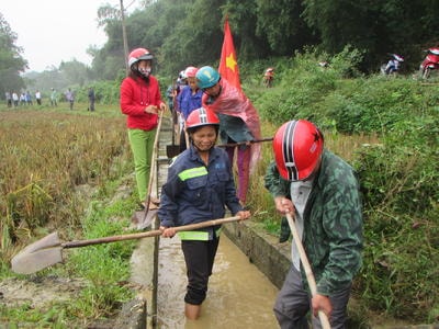Gần 400 người dân đội mưa làm thủy lợi ở Con Cuông