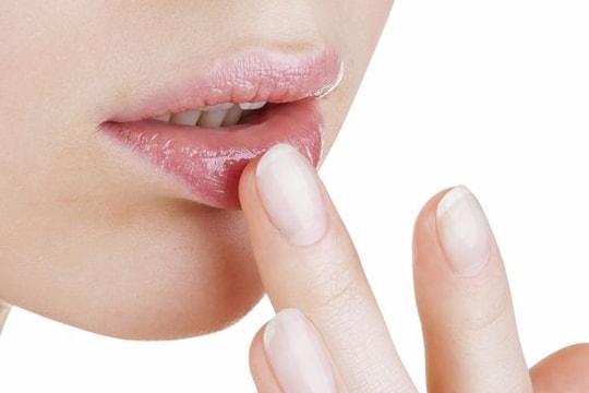 10 'thủ phạm' khiến đôi môi nứt nẻ
