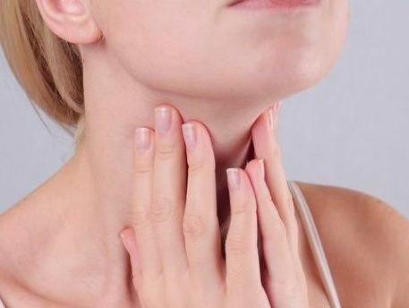 Dùng củ hành chữa viêm amiđan