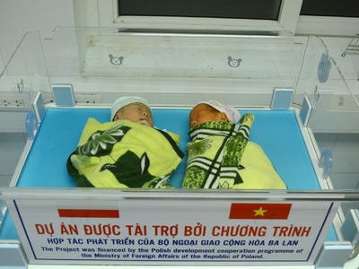 Đại sứ Ba Lan tặng 2 giường sưởi giá 600 triệu đồng cho Bệnh viện HNĐK Nghệ An