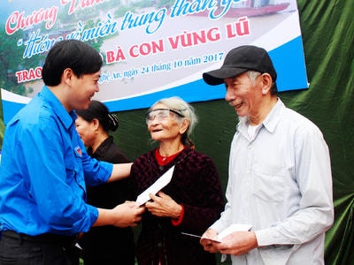 Trao 100 suất quà cho bà con vùng lũ