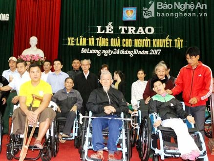 Tặng xe lăn cho người khuyết tật
