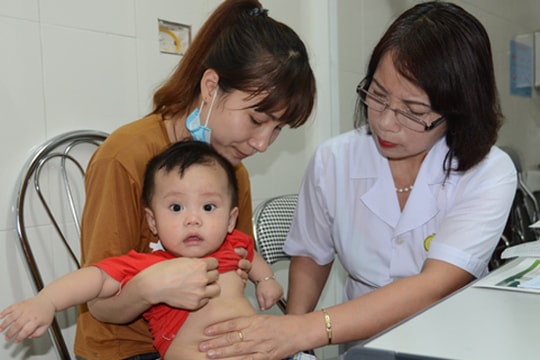 Hàng ngàn trẻ phải nhập viện mỗi ngày, bệnh viện quá tải