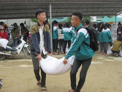 Hơn 400 học sinh được nhận gạo của Chính phủ