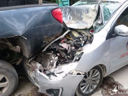 Taxi gây tai nạn liên hoàn trong thành phố