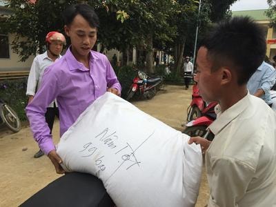 Quế Phong: Hơn 217 tấn gạo đến với người dân bảo vệ rừng
