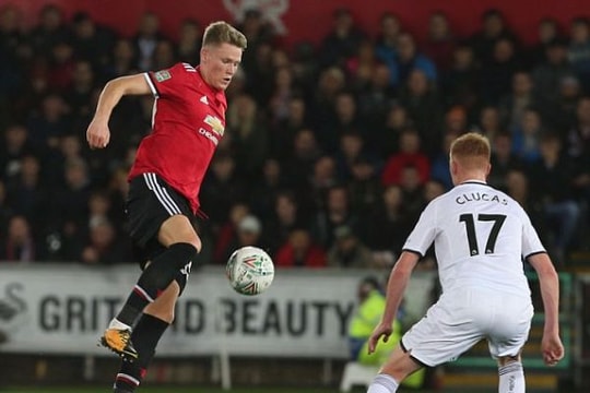 HLV Mourinho khen ngợi hai tài năng trẻ sau chiến thắng ở League Cup