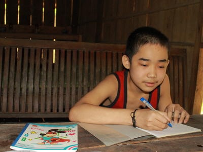 Rơi nước mắt với ước muốn 'được nhìn thấy bố mẹ' của cậu bé người Thái