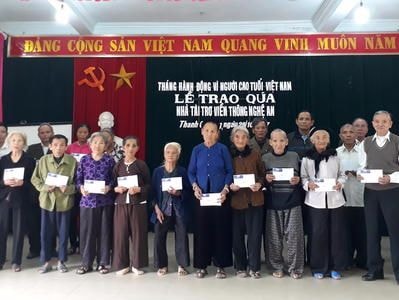 VNPT Nghệ An tặng 20 suất quà cho người cao tuổi Thanh Chương