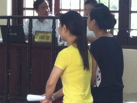 Hai cô giáo làm trẻ chết vì sặc cháo òa khóc tại tòa