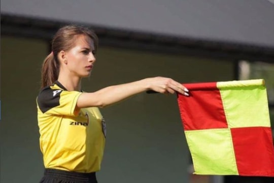 Nữ trọng tài Ba Lan khả ái hút hồn cầu thủ