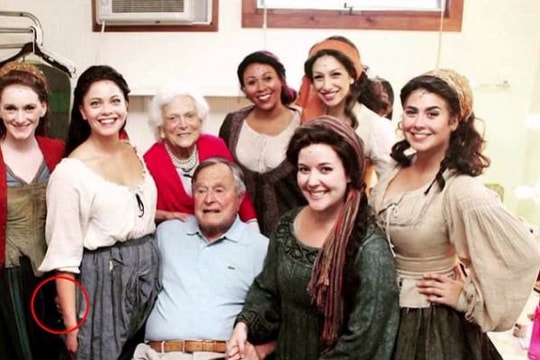 Cựu tổng thống Bush xin lỗi vì sàm sỡ phụ nữ