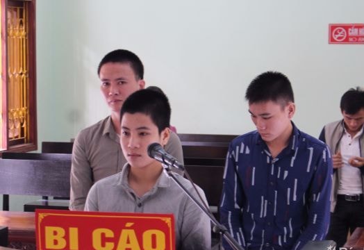 Ông bố bị lộ vì cậu con trai mua 'hàng trắng'