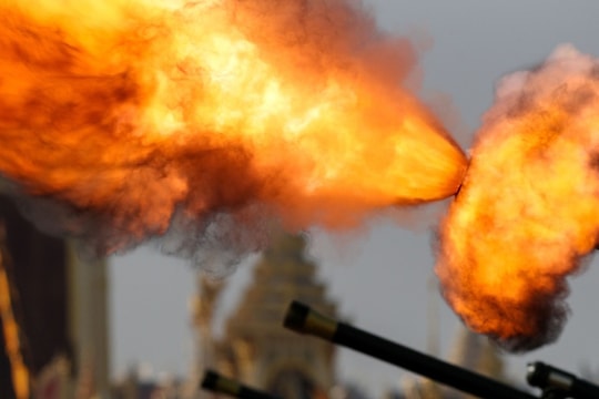 Thái Lan bắn đại bác đưa tiễn linh cữu quốc vương