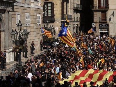 Hoãn tuyên bố độc lập, lãnh đạo Catalonia bị gọi là 'kẻ phản bội'