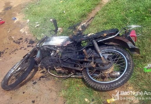 Xe máy tự dưng bốc cháy giữa đường