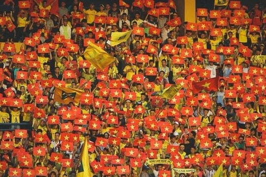 Khăn lụa Khaisilk và chuyện niềm tin bóng đá Việt