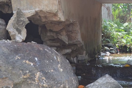 Cầu vỡ mố, đường vào xã Nậm Giải ách tắc