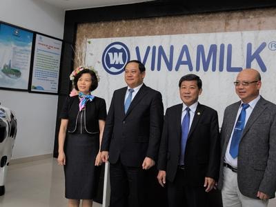 Phó Thủ tướng Sonexay Siphandone mời Vinamilk đầu tư vào Lào