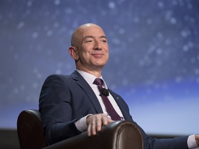 Jeff Bezos chính thức vượt Bill Gates thành người giàu nhất thế giới