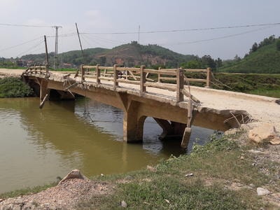 Hiểm họa tiềm ẩn từ 3 cây cầu 'già' ở Yên Thành