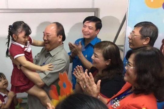 Thủ tướng Nguyễn Xuân Phúc 'vi hành' tìm hiểu đời sống công nhân