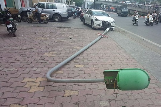 Xe Audi 4 chỗ húc đổ cột đèn trúng người đi bộ trên phố