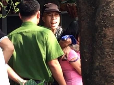 Một phụ nữ bị khống chế bằng súng, bắt làm con tin