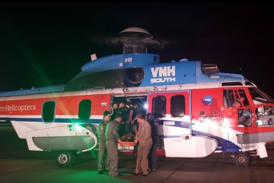 Trực thăng đưa ngư dân bị bạn tàu đâm trọng thương vào đất liền