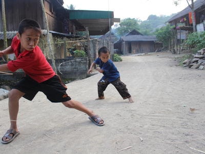 Xem trẻ em Khơ mú chơi 'pê-lẹp-xằng'