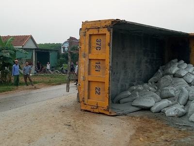 Chuyện hy hữu: Cô gái đứng bên đường, bị xe tải lật đè tử vong