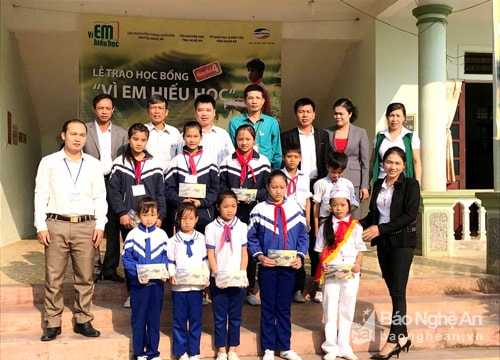 Trao 10 suất học bổng cho học sinh nghèo vượt khó