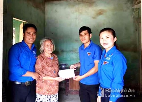 Tặng 29 suất quà cho gia đình chính sách, học sinh nghèo