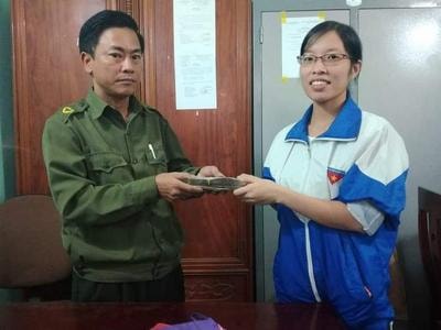 Học sinh lớp 7 mở cốp xe, lấy tiền của cô giáo