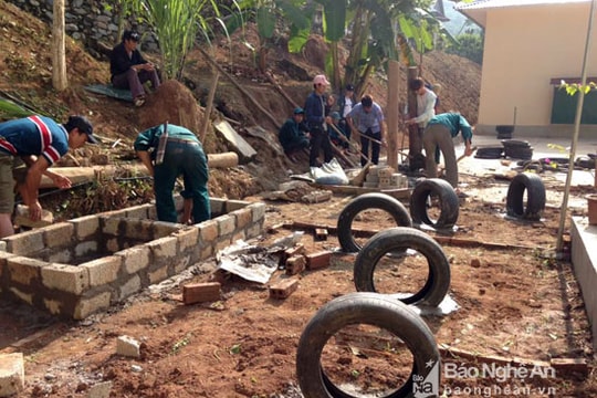 Dùng lốp xe cũ, tre nứa tạo khu vui chơi cho trẻ vùng cao