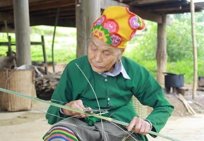 Cụ bà 102 tuổi vẫn đan lát, lên rừng lấy củi