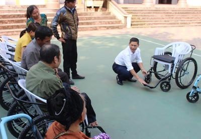 Trao xe lăn và bò cho người khuyết tật, trẻ mồ côi Tương Dương