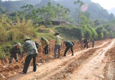 Huy động 200 ngày công tu sửa 4km đường giao thông sau mưa lũ