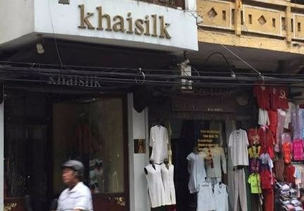 Khaisilk biện minh bán khăn lụa Trung Quốc do 'nhu cầu 20/10 quá lớn'