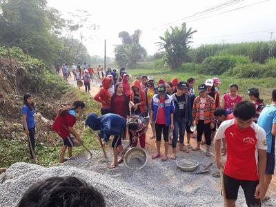 Huy động gần 400 em học sinh và giáo viên làm đường giao thông