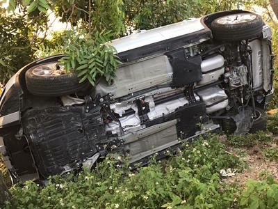 Tránh người đi đường, xế hộp Range Rover 'bay' xuống mép sông