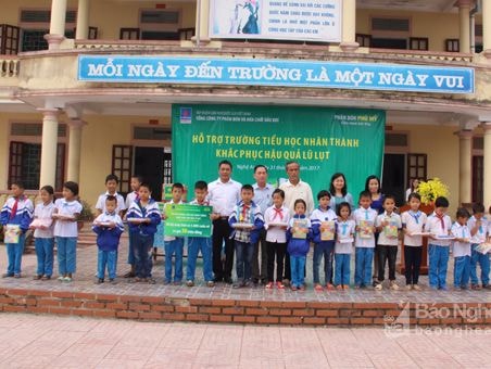 PVFCCo hỗ trợ 50 triệu đồng cho trường Tiểu học Nhân Thành (Yên Thành)