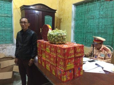 Ô tô khách chở gần 70 kg pháo nổ và gươm, súng