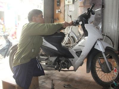 Thương binh nặng chế 'đôi chân mới' giúp người cùng cảnh ngộ