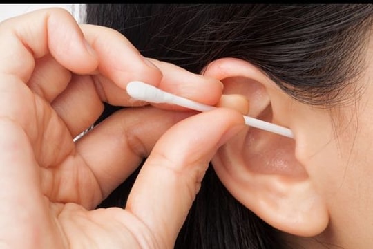 Lầm tưởng tai hại về lấy ráy tai