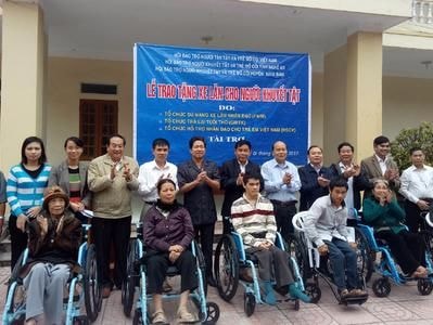 Trao 30 chiếc xe lăn cho người khuyết tật tại Nam Đàn