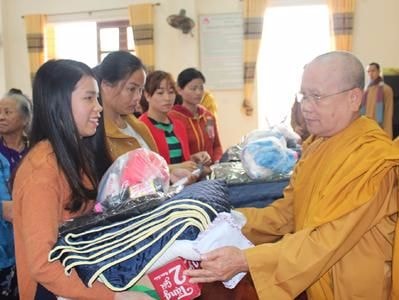 Trao quà cứu trợ cho 250 hộ gia đình bị thiệt hại nặng do bão