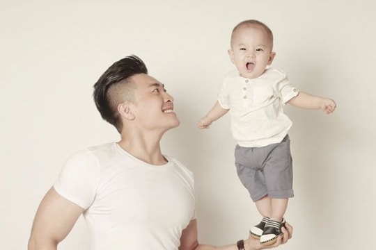 bé trai 10 tháng tuổi làm xiếc với bố